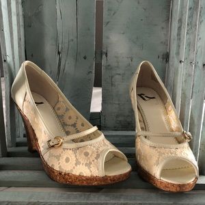 Super cute 🥰 lace dress shoes!